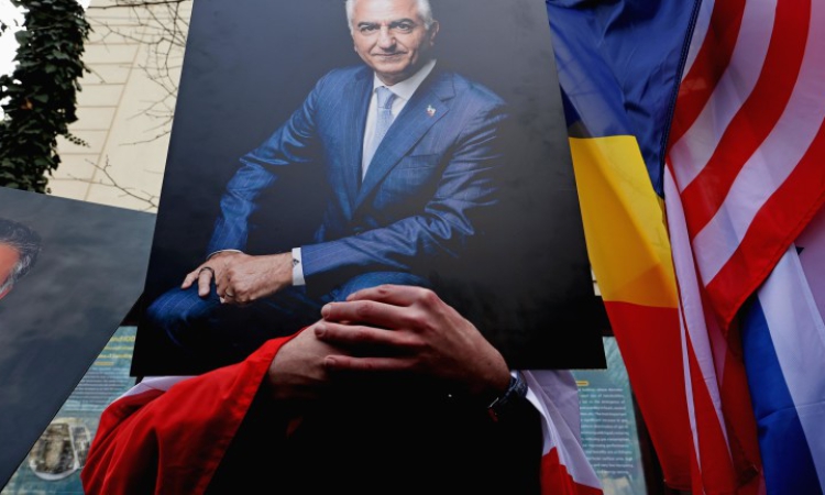 Синът на последния шах на Иран призова да не се избира нов аятолах